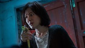 《默殺：無聲之地》尹馨在《默殺：無聲之地》中飾演獨自探查失蹤愛女的單親媽媽。（圖／鴻聯國際提供）