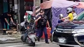 外稿勿用!!大竹派出所警員張政德及王唯至在楊梅區中興路58號菜市場前逮捕廖姓詐欺通緝犯。（圖／翻攝自黑豪家族）