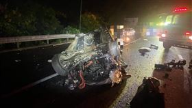 國1虎尾段車禍3死1傷國道1號南向237.5公里雲林虎尾段23日深夜發生死亡車禍，2輛自小客車疑發生追撞翻覆，造成3死1傷。車輛幾乎成廢鐵。（警方提供）中央社記者蔡智明傳真  113年9月24日