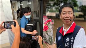 檢調查扣三部電腦跟一箱資料，黃紹庭卻整天不見蹤影。（圖／翻攝畫面）
