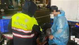 雨天機車半路故障，害羞男不敢求助，牽21公里走回家修理(圖／翻攝畫面)