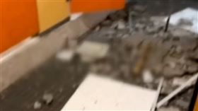 淡江女宿天花板無預警崩落。（圖／翻攝自黑豪家族）