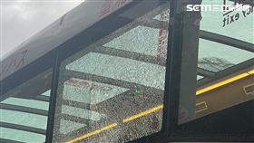 台北車站周邊停放的雙層觀光巴士遭人射破車窗。（圖／翻攝畫面）