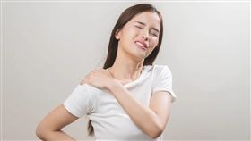 運動、久坐都會導致肌肉痠痛？ 除了貼痠痛貼布，還可以做8件事緩解(圖/潮健康)