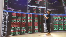 台股下跌逾百點後跌幅收斂台北股市24日開低震盪走低，盤中指數滑落至22154.55點，下跌130.98點。中央社記者郭日曉攝  113年9月24日