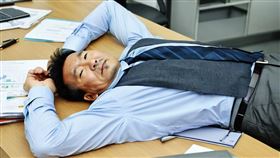 有五成三(53.3%)的職場爸爸，認為自己一年當中，並沒有一天是真正可以休息的。（圖／AI生成）
過勞,上班族,疲倦