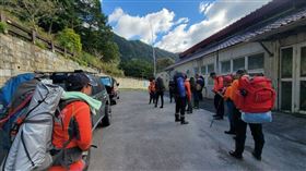 16年前江姓女山友在向陽山和黑水塘路段失蹤，去年底有山友在向陽山下撤時走岔，發現疑似人類完整骨骸。六龜飛鷹大隊16名團員今天受家屬委託入山搜尋。