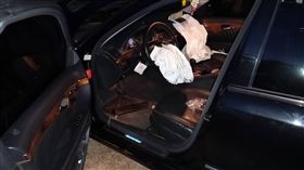 強大的撞擊力造成安全氣囊全爆開。（圖／警方提供）