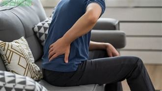 忙碌工作常久坐　神經外科醫示警：這動作恐引發椎間盤突出