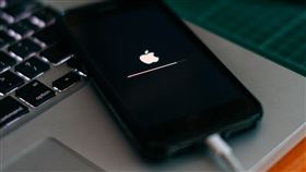 iphone 充電（圖／翻攝自pexels）