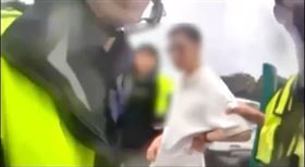 23歲施姓多元計程車司機寧撞警也要停大安森林公園停車場。（圖／翻攝畫面）