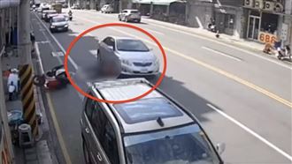 女騎士閃臨停車被超車轎車撞　輾一圈慘死