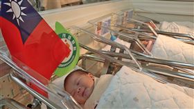 台中元旦寶寶搶頭香，趕在跨年零點01分自然產出生，爸媽非常驚喜。(記者　潘靚緯)