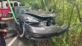 嚴重車禍導致保時捷車頭幾乎全毀。（圖／翻攝畫面）
