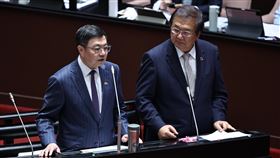 卓榮泰、邱泰源立院備詢行政院長卓榮泰（左）27日赴立法院進行施政報告，並與衛福部長邱泰源（右）一同備詢。中央社記者翁睿坤攝  113年9月27日