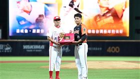 ▲味全龍贈禮給潘威倫。（圖／味全龍提供）