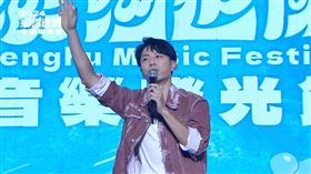 韋禮安超寵粉，直接跳下台大放送與歌迷合唱。