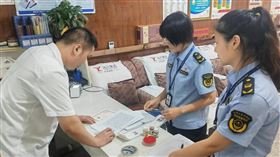 近日重慶一間足浴店發生嚴重醫療事故，1名4歲男童因此截肢，讓他的爸爸（左1）嚇壞。（圖／翻攝自中國消費網）