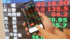 電子機電股走弱  台股下跌逾百點後跌幅收斂台股24日開低震盪走低，盤中下跌130.98點。除電子類股走弱，機電類股指數下挫逾1%，表現相對疲弱。中央社記者郭日曉攝  113年9月24日