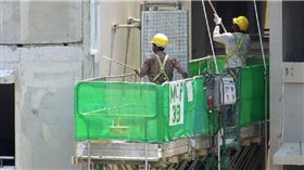 大陸有一名女維修工在安徽盧陽區一處社區大樓的12樓外牆施工，下方竟有一名68歲老婦拿刀割安全繩，所幸報警後警方及時趕來，才沒釀成悲劇。（示意圖非當事人／Pixabay）