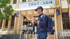 51歲攝影師阿飛決定離開職場，但面臨勞保、國保怎麼選的問題。