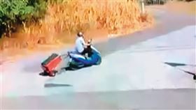 警方在台中大坑山區某入口，找到陳信凱載運箱屍的監視器畫面。（翻攝畫面）