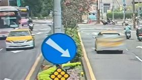 北市一名機車騎士鑽車縫，先碰撞機車後連撞5車。（圖／翻攝畫面）