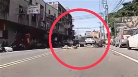 後車反應不及直接撞上。（圖／翻攝畫面）