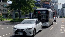 公車恍神撞1200