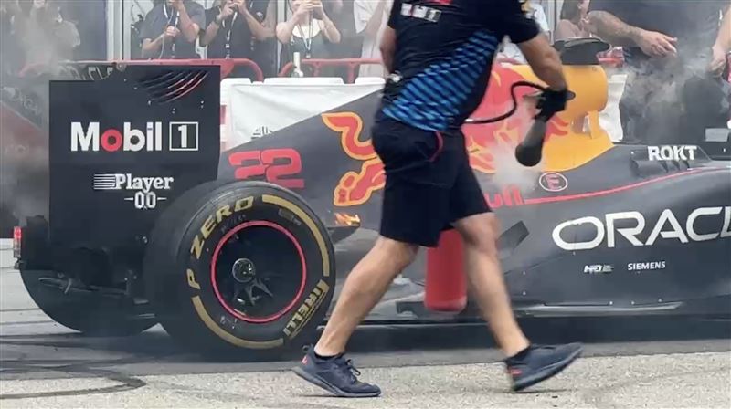 賽車持續燒胎導致引擎過熱起火