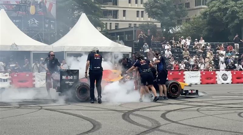 賽車持續燒胎導致引擎過熱起火