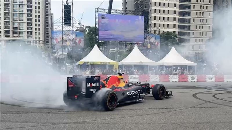 F1開飆！Yuki炸裂燒胎「引擎起火」畫面曝