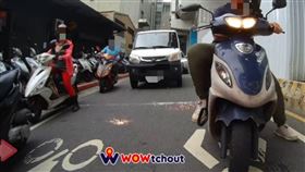 大小不一的火花從天而降，砸中騎士超嚇人。（圖／翻攝自WoWtchout-地圖型行車影像分享平台）