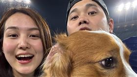 ▲大谷翔平與妻子田中真美子、愛犬Decopin合照。（圖／翻攝自大谷翔平IG）