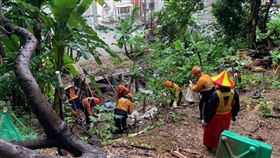 新北本土登革熱新增14例，工作人員孳清噴消中。（圖／北市衛生局提供）