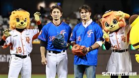 ▲統一獅投手潘威倫引退賽，前興農牛投手陽建福開球、高志鋼（左2）蹲捕。（圖／記者劉彥池攝影）