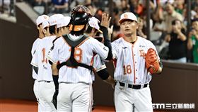 ▲統一獅投手潘威倫引退賽，賽前搭乘休旅車進場。（圖／記者劉彥池攝影）