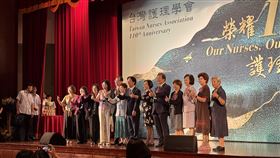 總統賴清德（左7）和衛福部長邱泰源（右5）今日共同出席台灣護理學會110週年慶祝大會，但中間仍隔著其他人。（圖／記者簡浩正攝影）