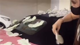 闆娘親自用衛生棉貼滿愛車保時捷。（圖／翻攝自IG ＠hana210190）