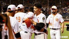 ▲統一獅投手潘威倫引退賽先發6.2局，退場時隊友和他擁抱。（圖／記者劉彥池攝影）