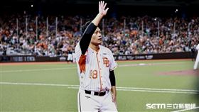 ▲統一獅投手潘威倫引退賽先發6.2局，退場後再次上場和球迷致意。（圖／記者劉彥池攝影）