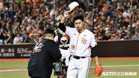 ▲統一獅投手潘威倫引退賽先發6.2局，退場時脫帽和球迷致意。（圖／記者劉彥池攝影）