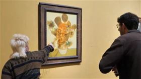 梵谷名畫《向日葵》又遭殃，環保人士「潑濃湯」抗議。（圖／翻攝X@JustStop_Oil）