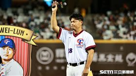▲統一獅投手潘威倫引退儀式致詞後揮手和球迷致意。（圖／記者劉彥池攝影）