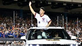 ▲統一獅投手潘威倫在引退儀式搭乘休旅車繞場和球迷致意。（圖／記者劉彥池攝影）