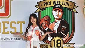 ▲統一獅投手潘威倫引退儀式，Uni-Girls妮妮落淚。（圖／記者劉彥池攝影）