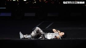 陳曉東唱到一半太累倒地休息。（圖／記者趙于瑩攝影）