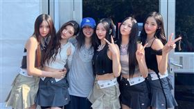 被稱為「NewJeans之母」的閔熙珍（左三），因與母公司內鬥，近日突然被卸任ADOR老闆職務。（圖／翻攝自韓網）