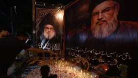 真主黨領袖納斯拉勒（Hassan Nasrallah）在以色列空襲中遭擊斃，什葉派穆斯林點亮燭光悼念他。（圖／美聯社／達志影像）