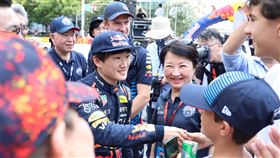 台中市長盧秀燕出席國際賽車展演。(圖/翻攝自盧秀燕臉書)